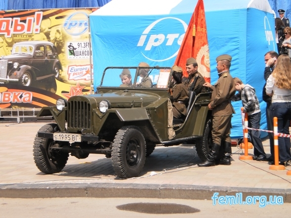 Выставка ретро-автомобилей, военная техника