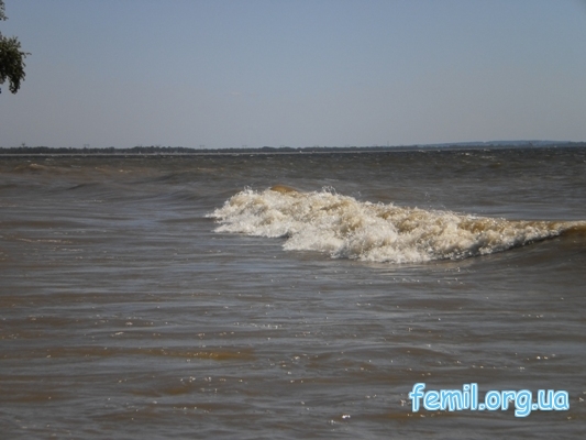 Волны на реке Днепр