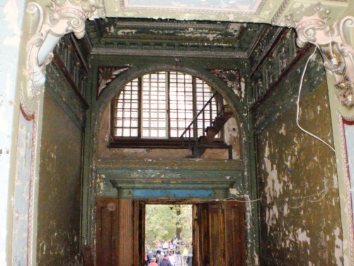 Лестница для слуг над входом