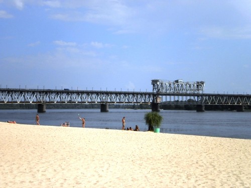 Мост через реку Днепр (вид с пляжа)