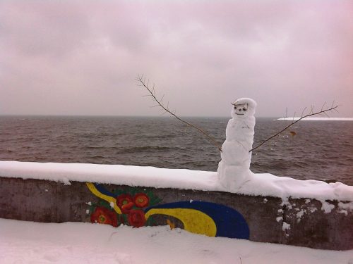 Снеговик на фоне реки Днепр