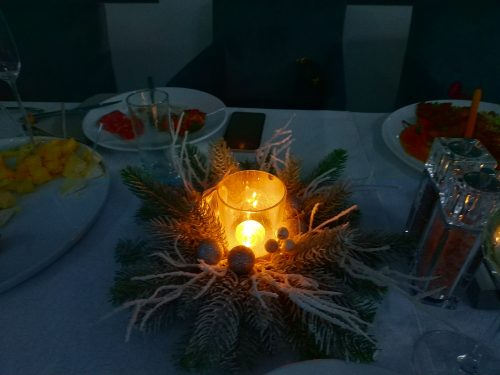 Новогодняя свеча на праздничном столе