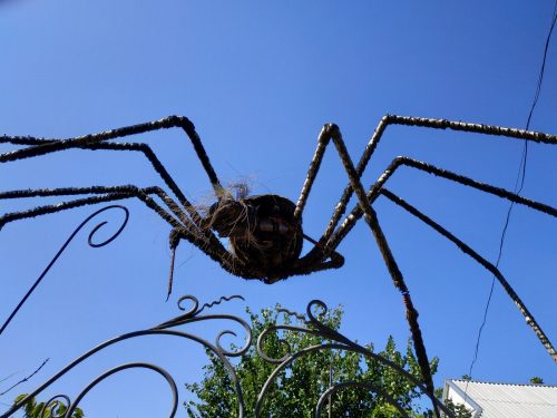 Инсталляция паука над калиткой частного дома